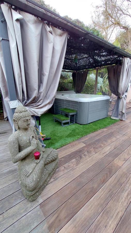 Bed and Breakfast Dans Un Jardin Bb Et Jacuzzi Mandelieu Esterno foto
