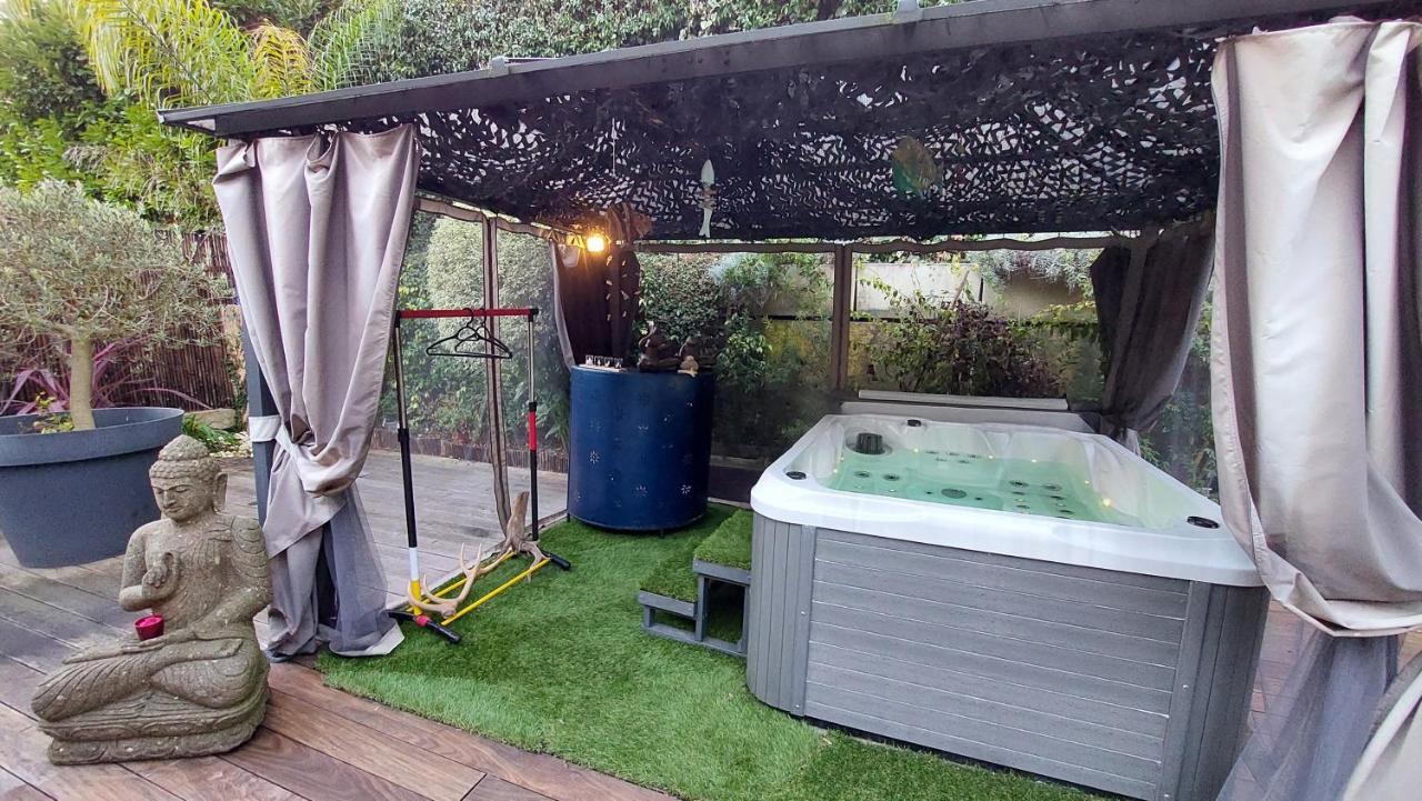 Bed and Breakfast Dans Un Jardin Bb Et Jacuzzi Mandelieu Esterno foto